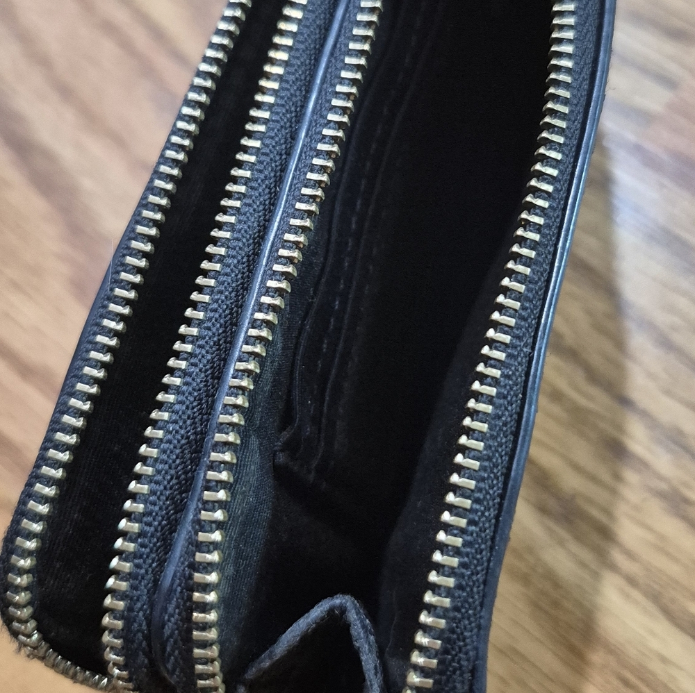 Coach New York Black Leather Wallet / Wristlet With Gold Toned Hardware - Picture 10 of 12